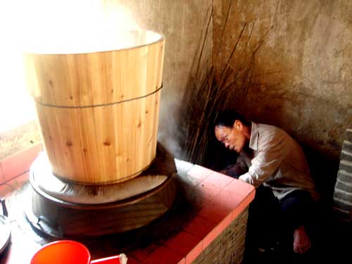 使用蒸汽發生器進行蒸糯米釀造米酒